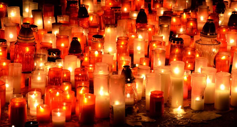 Am zweiten Sonntag im Dezember ist Weltweites Kerzenleuchten. Weitere Informationen und Hintergründe zum Gedenktag Weltweites Kerzenleuchten findest Du hier.